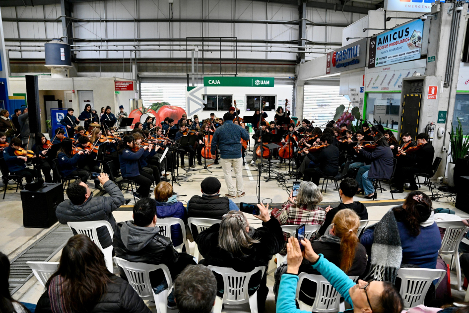 Con la música como protagonista se celebró el Día de la Niñez en la UAM La Orquestas y Coro Juvenil e Infantil del Uruguay participando del día de la niñez de la UAM