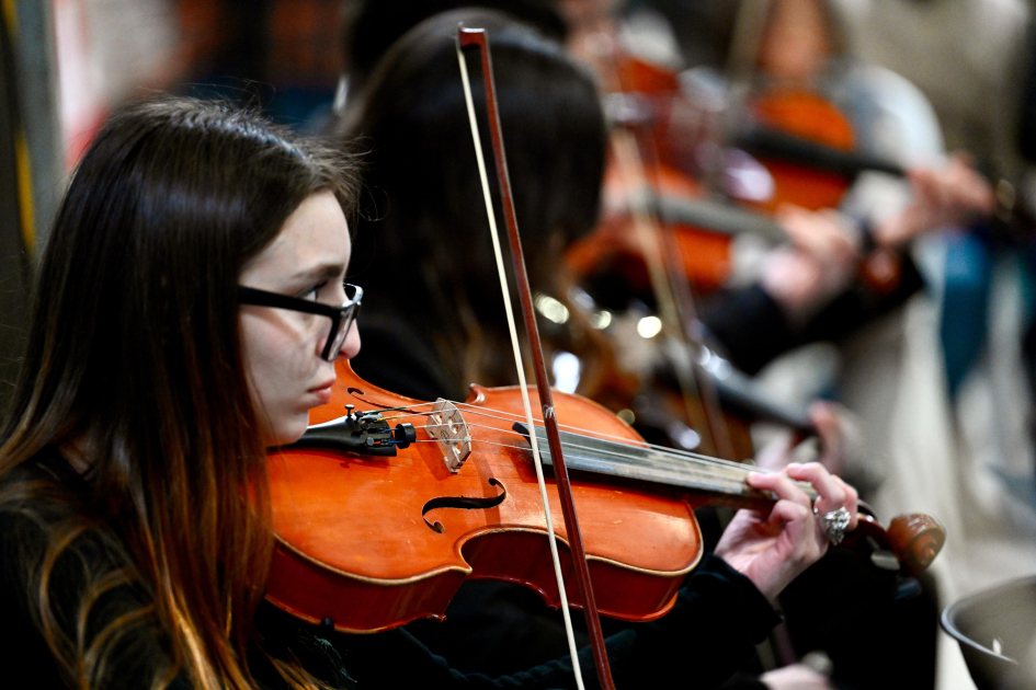 Con la música como protagonista se celebró el Día de la Niñez en la UAM Mujer tocando el violín