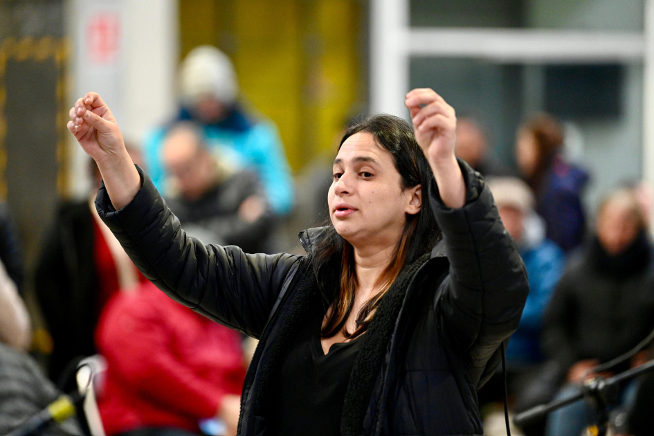 Con la música como protagonista se celebró el Día de la Niñez en la UAM Mujer dirigiendo la Orquesta y el Coro Juvenil e Infantil del Uruguay