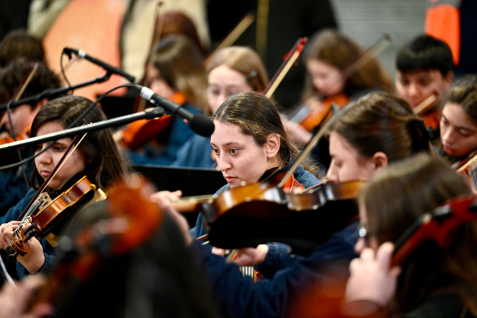 Con la música como protagonista se celebró el Día de la Niñez en la UAM Niños y niñas participando en la Orquesta y Coro Juvenil e Infantil del Uruguay