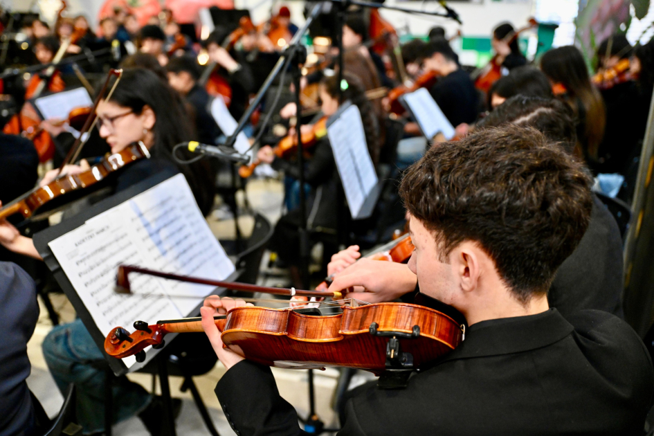 Con la música como protagonista se celebró el Día de la Niñez en la UAM Niños participando en la Orquesta y Coro Juvenil e Infantil del Uruguay