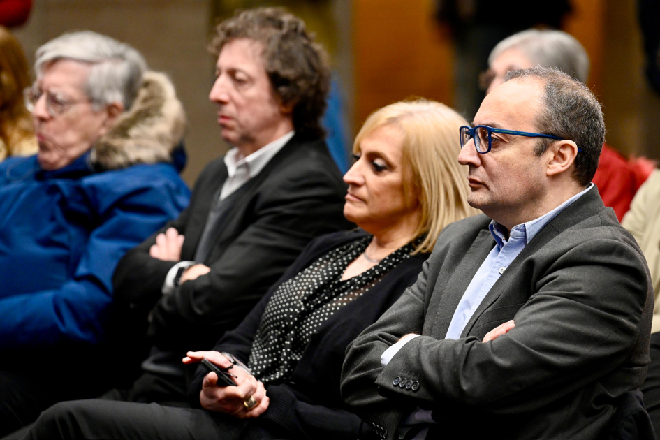 Autoridades observando la conferencia de prensa del SODRE