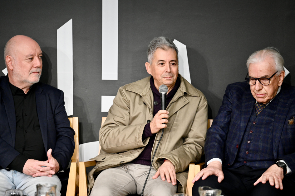 El presidente del SODRE, acompañado del director de la obra y el presidente de Pro Opera