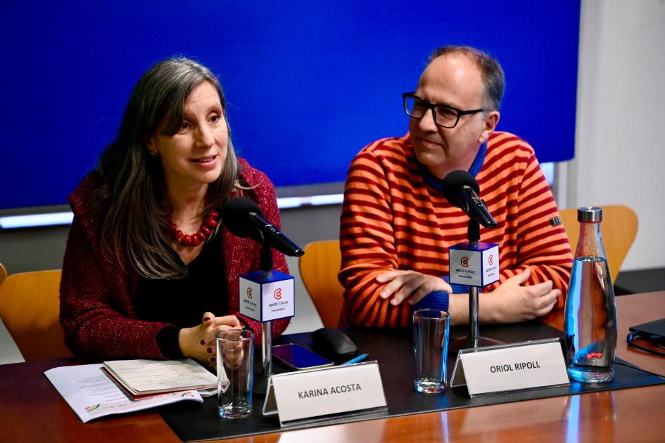 Coordinadora de Espacios MEC, Karina Acosta, acompañada al especialista de juegos, Oriol Ripoll Coordinadora de Espacios MEC, Karina Acosta, acompañada al especialista de juegos, Oriol Ripoll