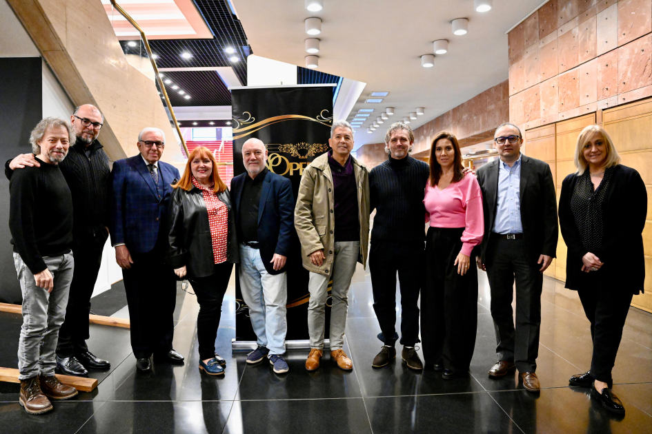 Autoridades y el equipo de producción de la opera, presentes en la conferencia de prensa