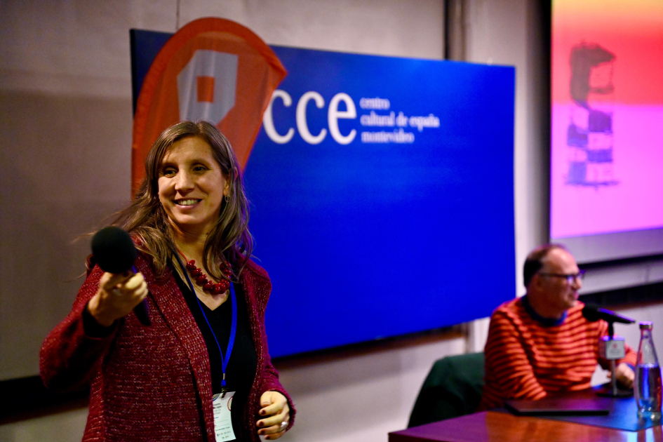 Coordinadora de Espacios MEC, Karina Acosta, acompañada al especialista de juegos, Oriol Ripoll Coordinadora de Espacios MEC, Karina Acosta, acompañada al especialista de juegos, Oriol Ripoll