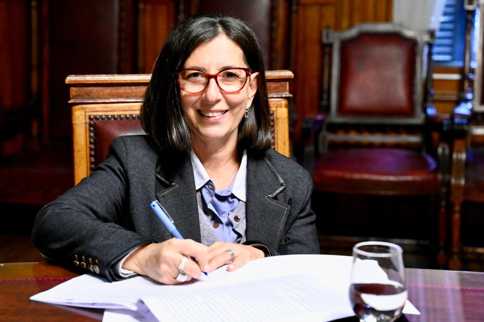 Estudiantes de Notariado realizarán pasantías en la Dirección General de Registros Valeria Castro firma documento