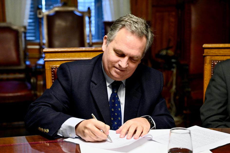 Estudiantes de Notariado realizarán pasantías en la Dirección General de Registros Decano de la Facultad de Derecho firma documento