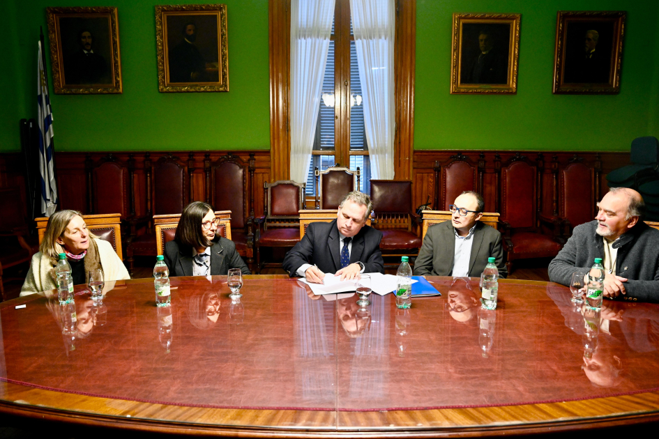 Estudiantes de Notariado realizarán pasantías en la Dirección General de Registros Plano general de la mesa con autoridades