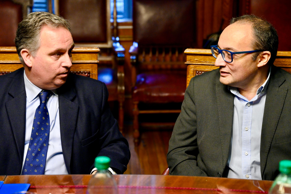 Estudiantes de Notariado realizarán pasantías en la Dirección General de Registros Personas conversando