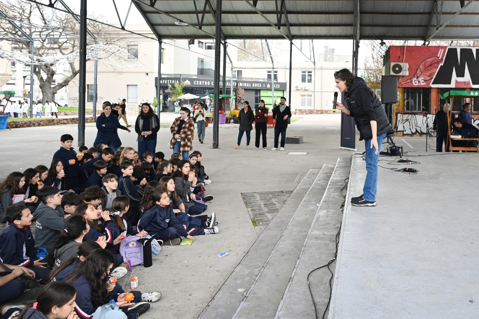 Al aire libro: una tarde para encontrarnos con las historias Presentaciones que sucedieron en el evento «Al aire libro»