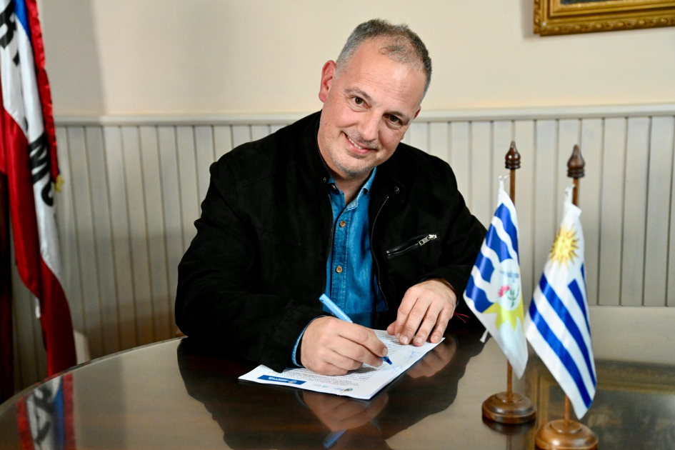Firma del director nacional de Educación, Gabriel Quirici Gabriel Quirici firma documento