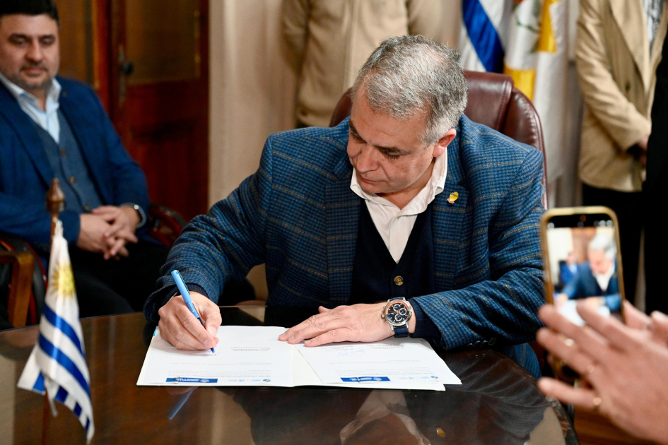 Firma del intendente Mario Silveira Intendente de Treinta y Tres firma documento