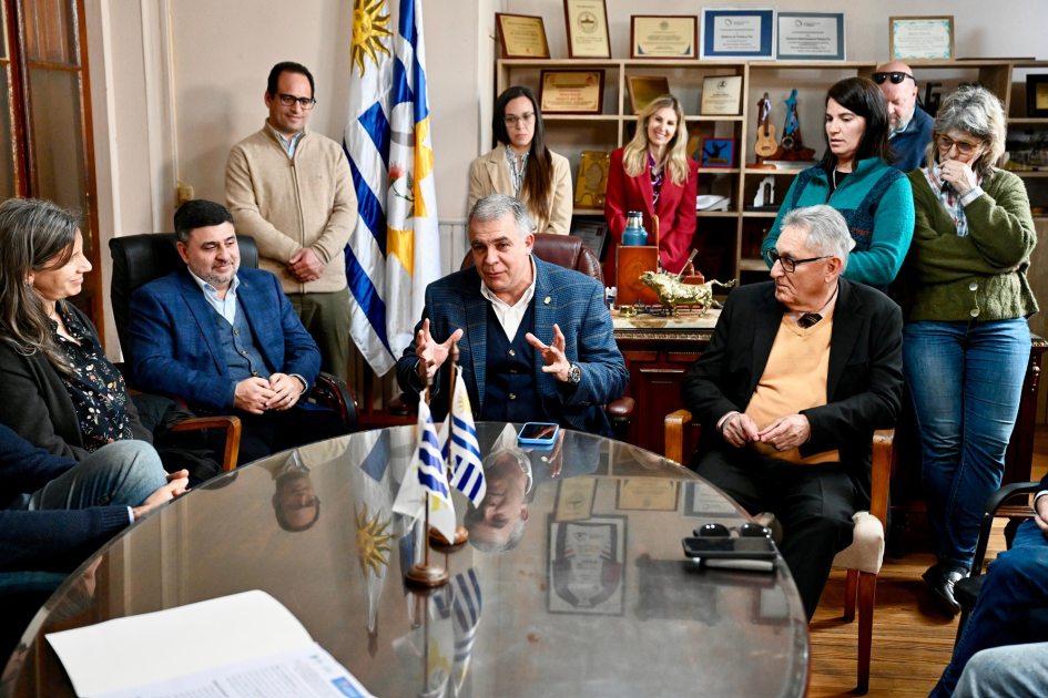 MEC e Intendencia de Treinta y Tres acuerdan la reapertura de un nuevo CECAP en el departamento Autoridades reunidas alrededor de una mesa