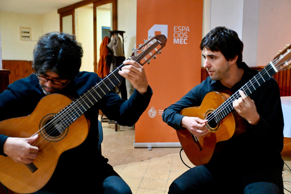 MEC e Intendencia de Treinta y Tres acuerdan la reapertura de un nuevo CECAP en el departamento Dos personas tocando la guitarra