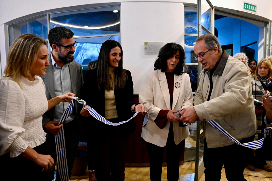 MEC e Intendencia de Treinta y Tres acuerdan la reapertura de un nuevo CECAP en el departamento Ministro junto a autoridades cortando cinta de inauguración