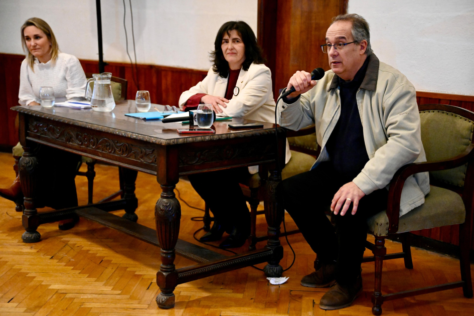 MEC e Intendencia de Treinta y Tres acuerdan la reapertura de un nuevo CECAP en el departamento Plano general de mesa con autoridades