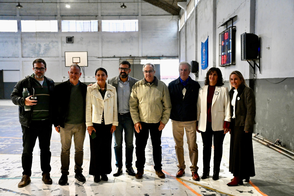 MEC e Intendencia de Treinta y Tres acuerdan la reapertura de un nuevo CECAP en el departamento Autoridades posan para foto durante recorrida por un gimnasio