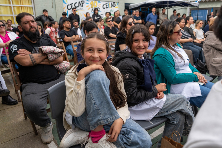 Niñas mirando a cámara en un espacio abierto
