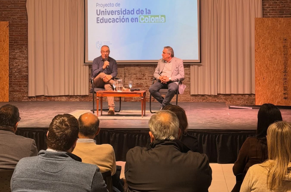 El ministro Mahía y el intendente de Colonia, Guillermo Rodriguez, presente en el evento El ministro Mahía y el intendente de Colonia, Guillermo Rodriguez, presente en el evento