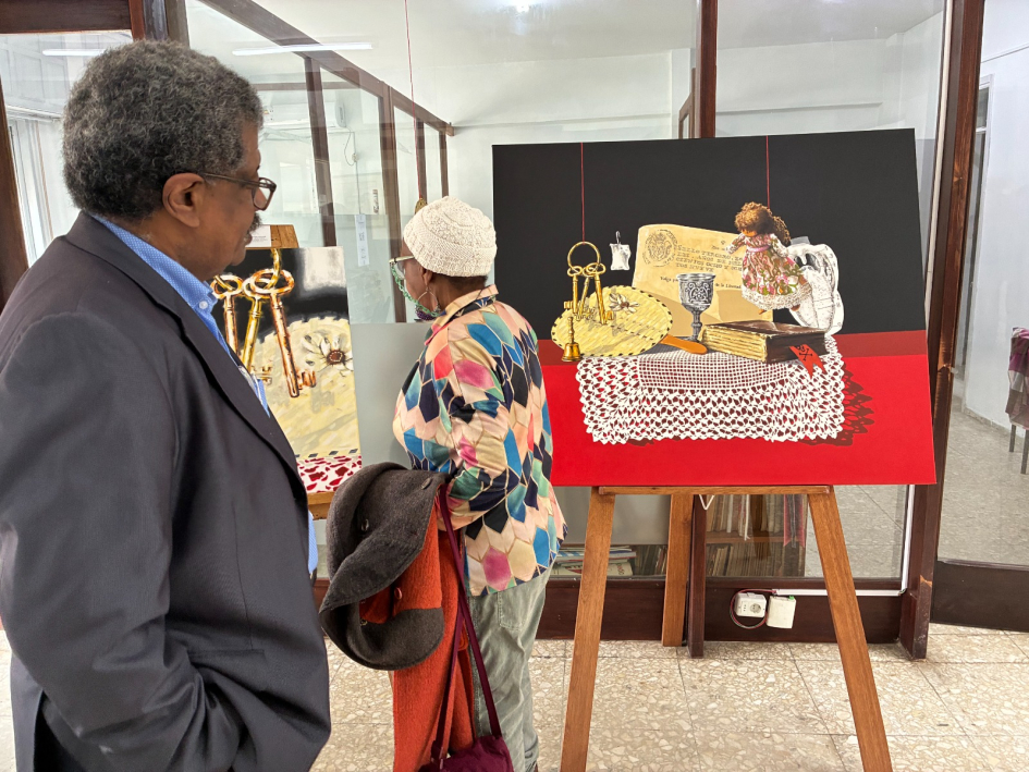 Persona viendo una exposición