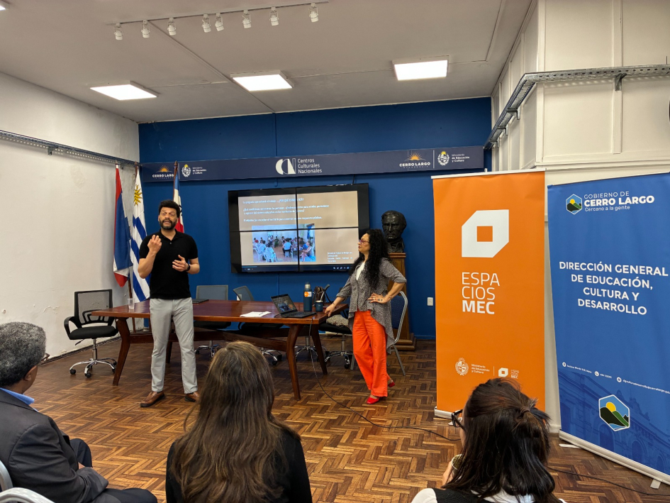 Persona exponiendo