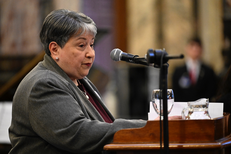 El Archivo General de la Nación celebró 100 años como guardián de la memoria del Uruguay Directora del Archivo General de la Nación, Alejandra Villar hablando al público