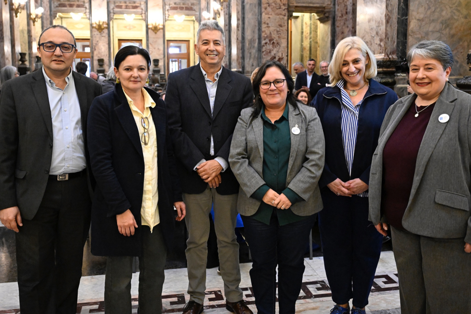 El Archivo General de la Nación celebró 100 años como guardián de la memoria del Uruguay Autoridades posan para foto