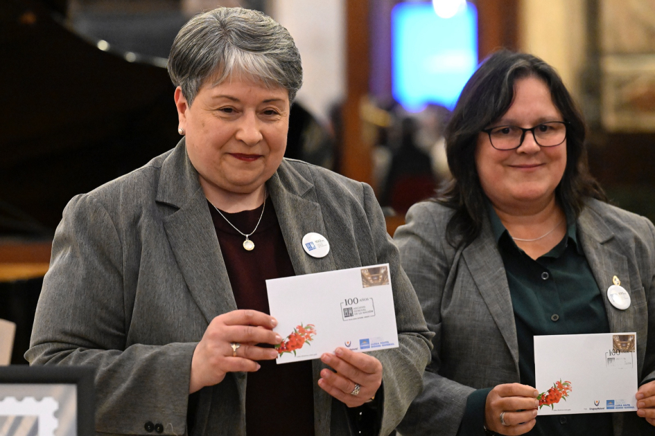 El Archivo General de la Nación celebró 100 años como guardián de la memoria del Uruguay Directora de AGN y ministra (i) muestran sello
