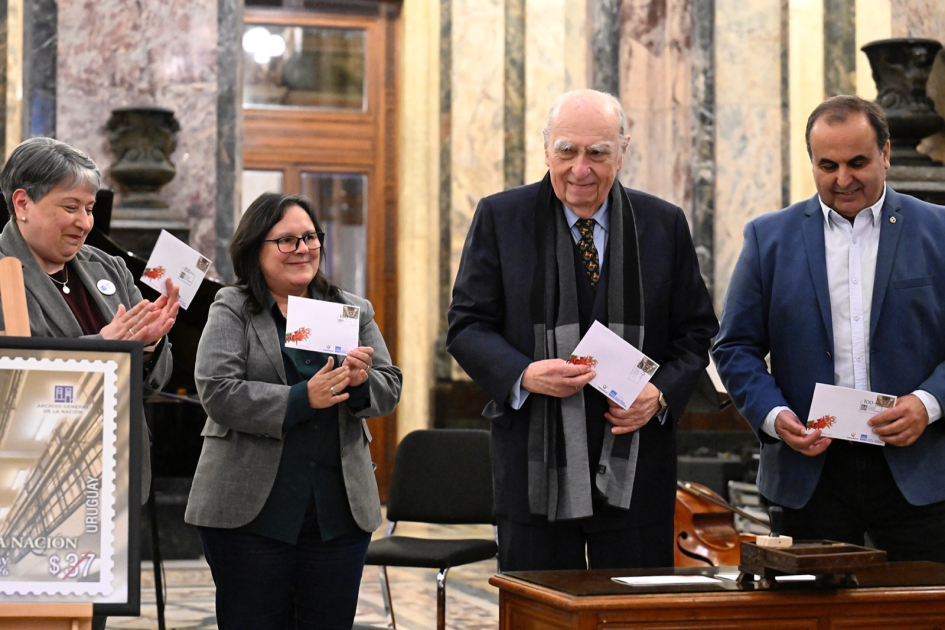 El Archivo General de la Nación celebró 100 años como guardián de la memoria del Uruguay Plano general de autoridades mostrando el sello conmemorativo
