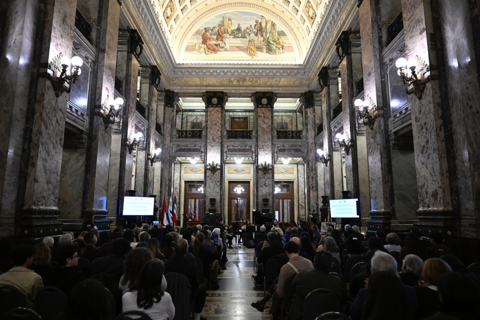 El Archivo General de la Nación celebró 100 años como guardián de la memoria del Uruguay Plano general del Salón de los Pasos Perdidos