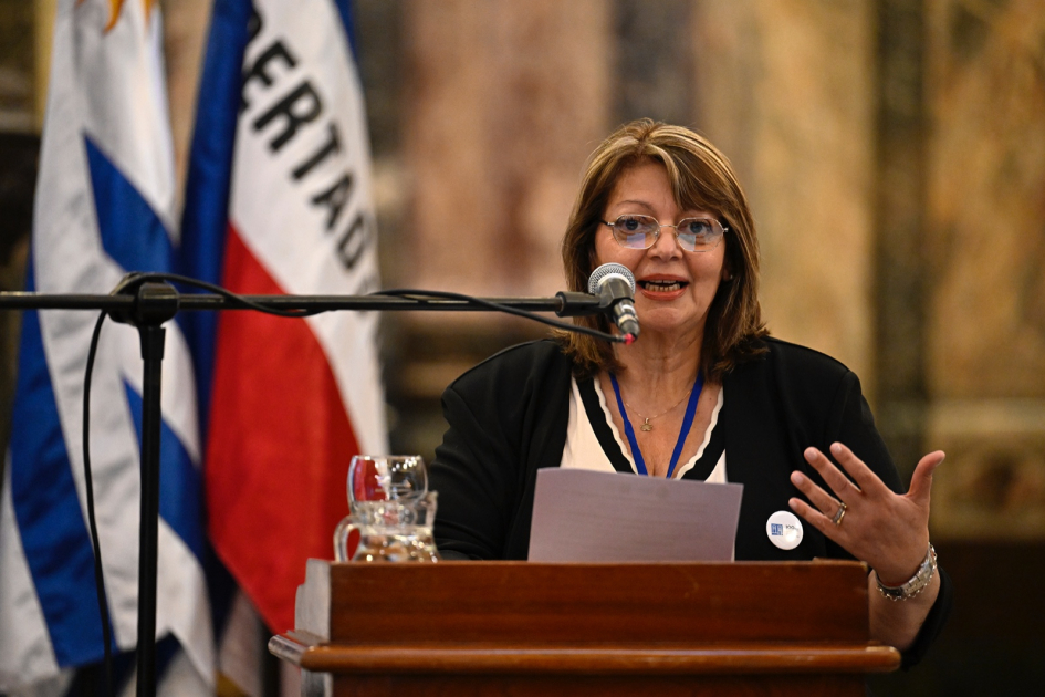 El Archivo General de la Nación celebró 100 años como guardián de la memoria del Uruguay Mujer hablando al público desde un atril
