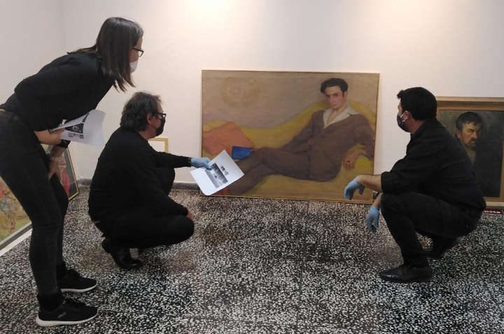 Montaje de la exposición Personas mirando un cuadro