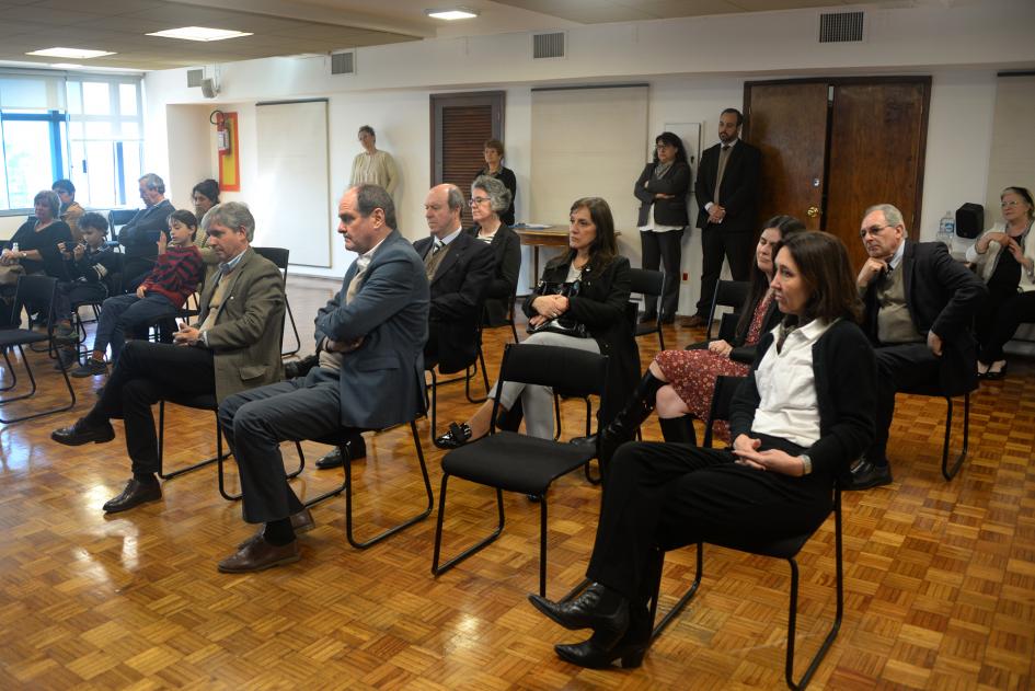 Plano general de la sala con personas sentadas