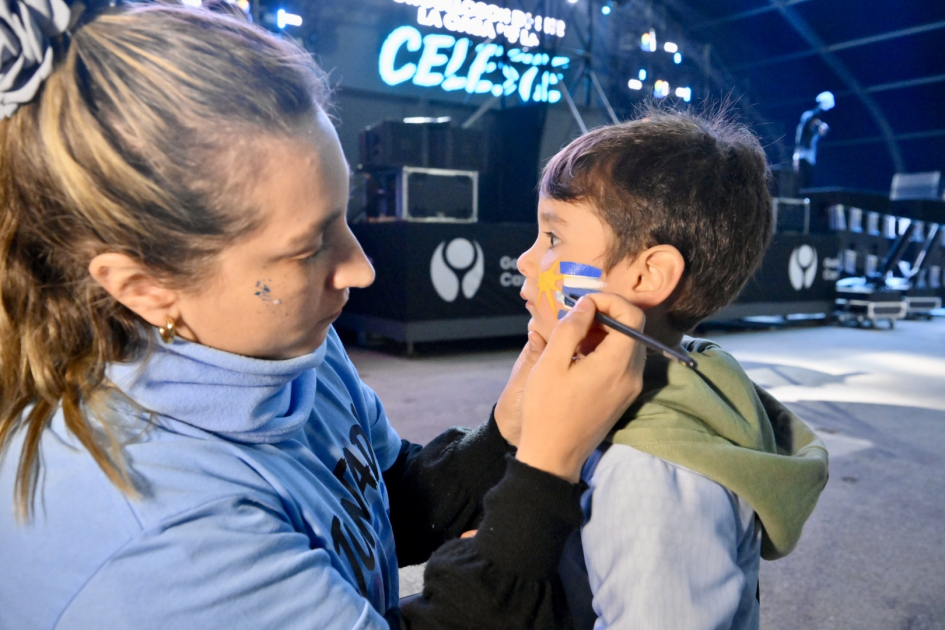 Mahía y Hoffman se sumaron a la juntada celeste en Parque Roosevelt Niño maquillándose la cara