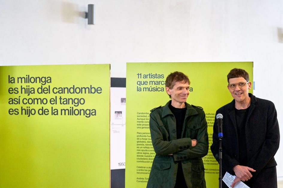 Inauguración Andrés Torrón y Juan Campodónico presentando la muestra