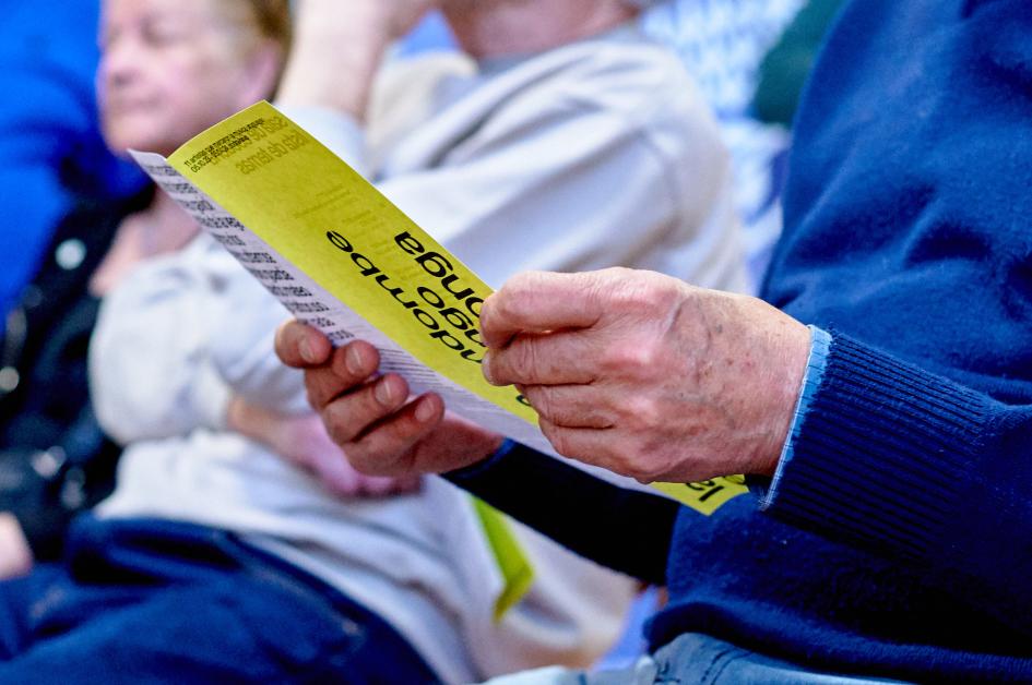 Inauguración persona con folleto sobre la muestra