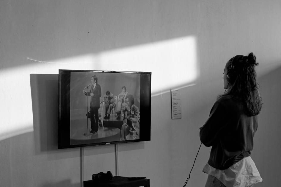 Inauguración mujer escuchando música