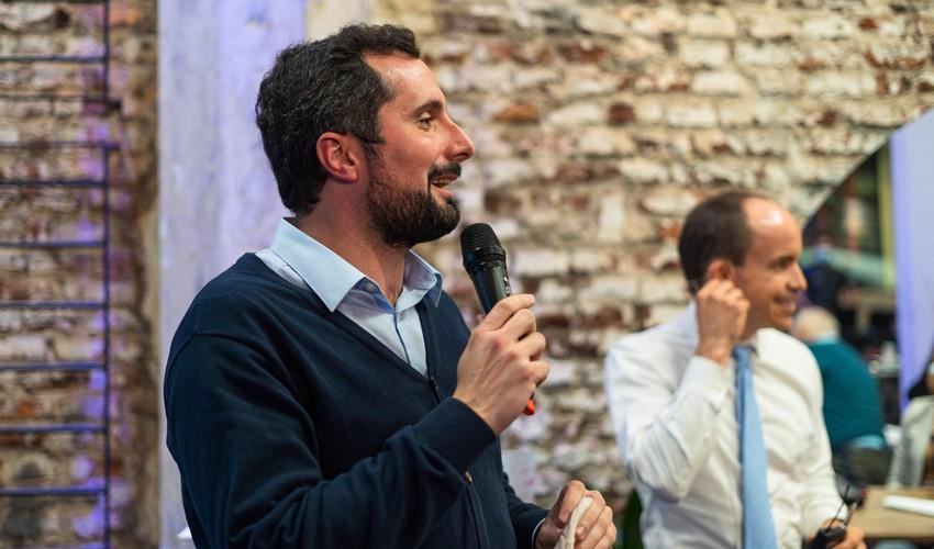 Director de Educación, Gonzalo Baroni, con un micrófono hablando