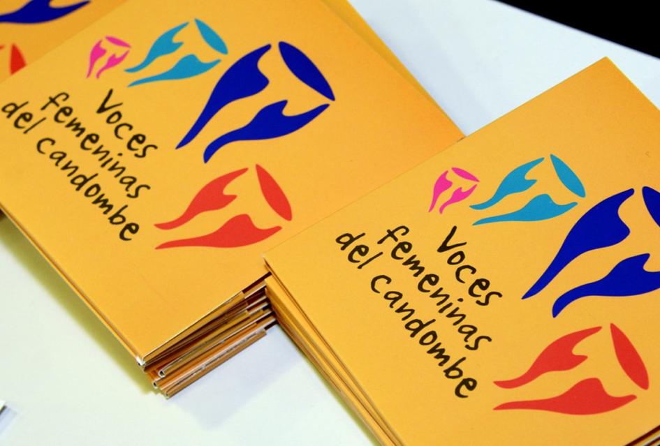 Disco "Voces Femeninas del Candombe" Dos discos superpuestos, donde se puede leer "Voces Femeninas del Candombe"