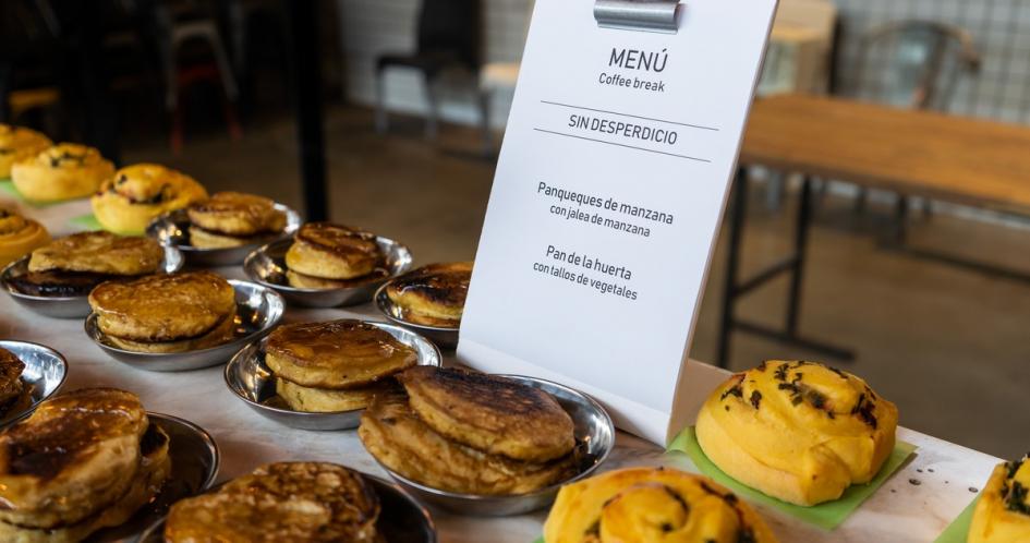 Propuesta gastronómica consciente con la temática: sin desperdicio. Papel con el menú escrito y comida.
