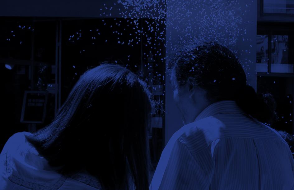 Cambios en los trámites de inscripción de nacimientos y matrimonio civil. Dos personas paradas bajo lluvia de arroz.