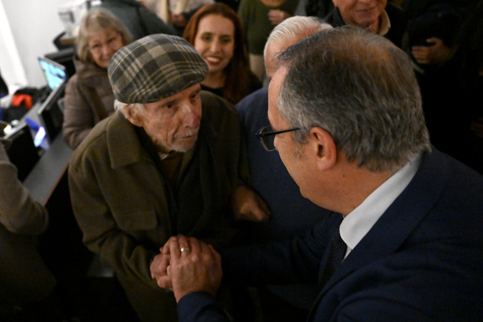 El ministro Mahía saluda al artista Octavio Podestá