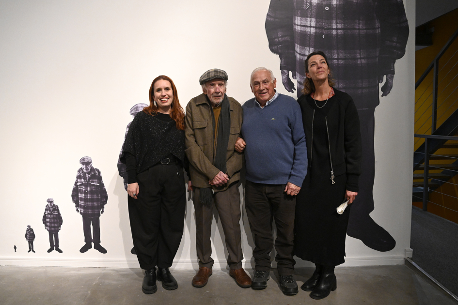 Directora de Cultura y del Museo, junto al artista 
