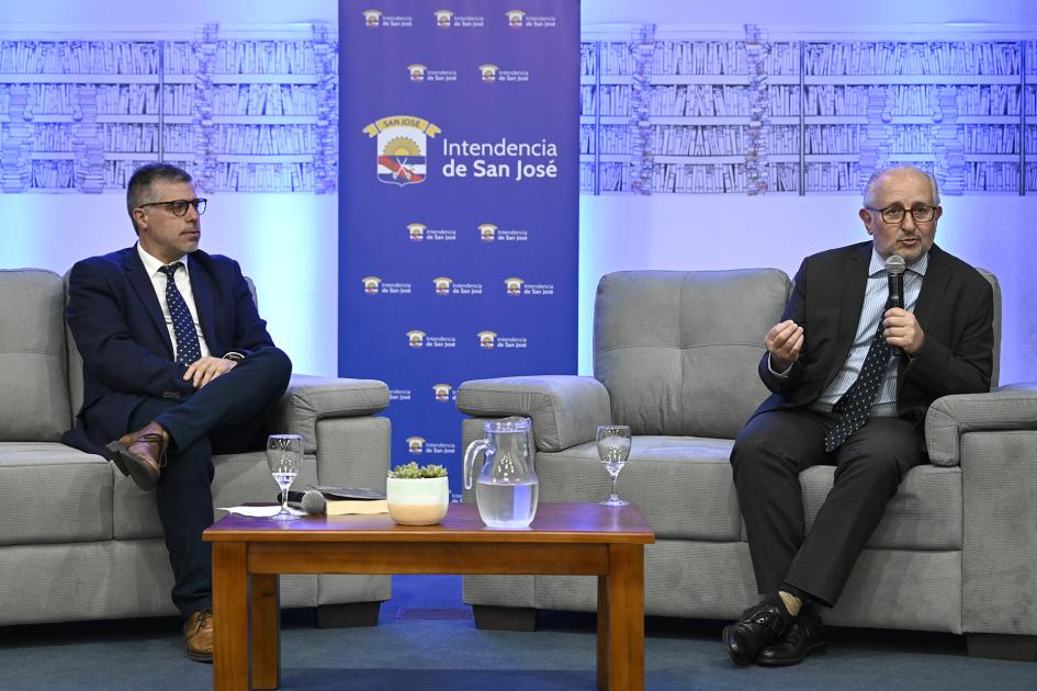 Trujillo y Da Silveira presentando la revista.