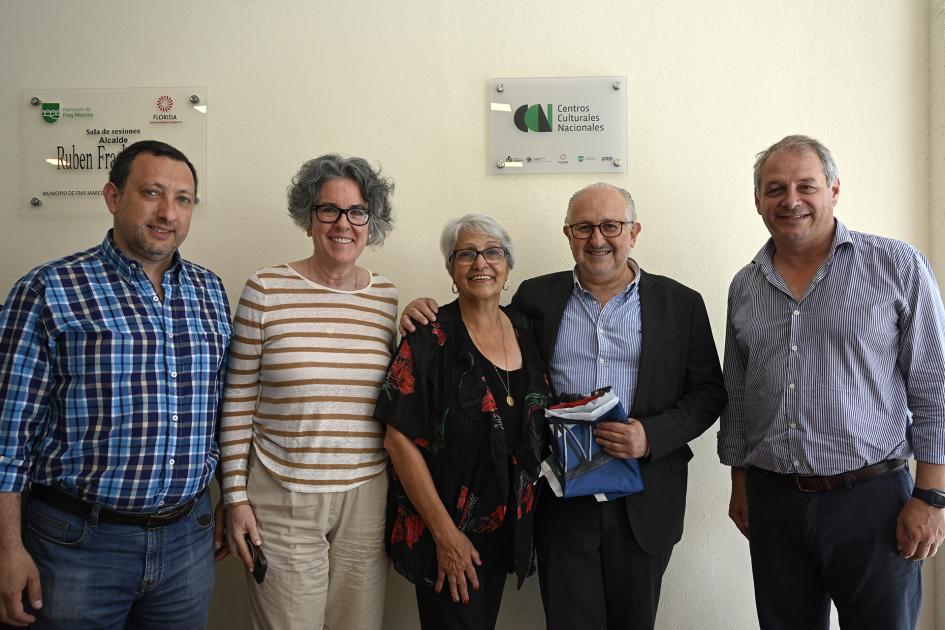 Autoridades posan al lado de la placa conmemorativa.