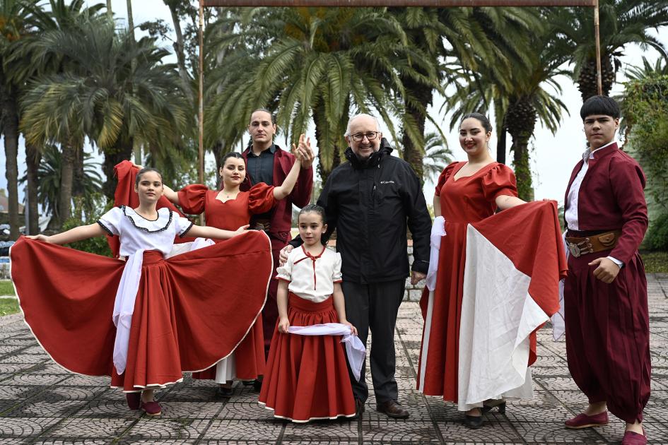 Ministro posa junto a bailarines de la ciudad.