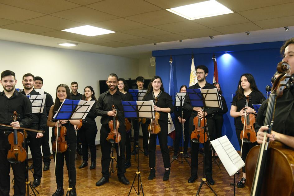 Músicos parados con sus instrumentos