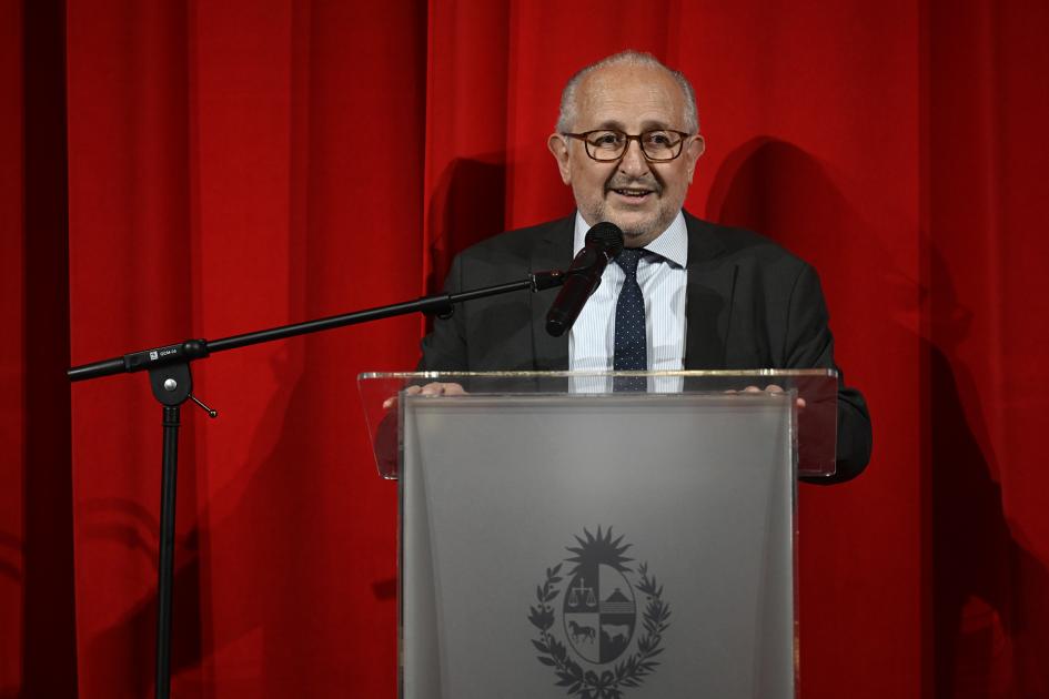 Ministro hablando.