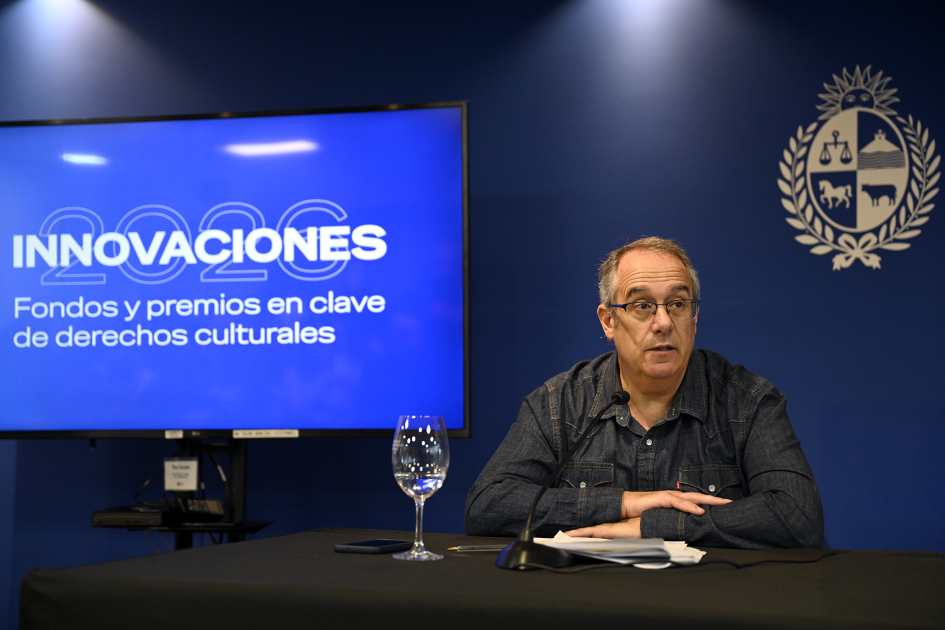 Ministro hablando al público